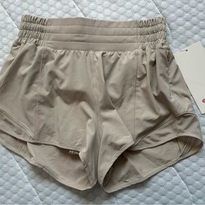 Lululemon Athletica Beige HR Athletic Shorts 2.5” Sz 4
